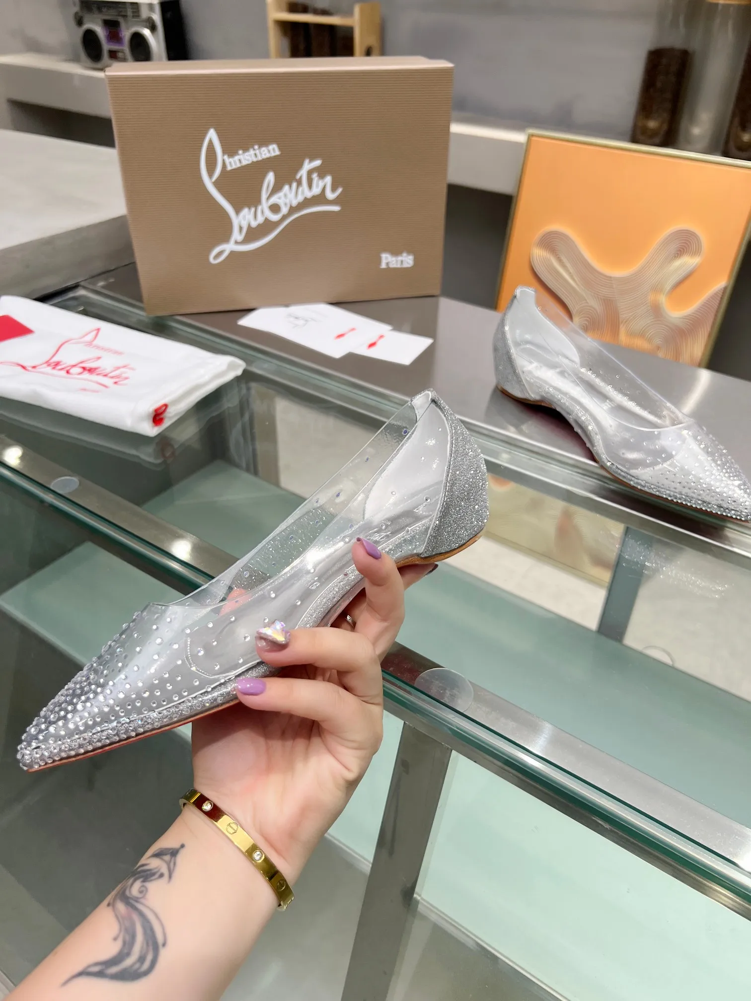 👟👟Ex-factory price 560👟👟 Christian Louboutin CL red-soled shoes‖ Globally limited edition! Blessings from Las Vegas❤ Inspired by the colorful neon of Las Vegas🎆 Handmade, exquisite craftsmanship❗Collectible work❗ Absolutely eye-catching presence🌟 Transparent PVC ironed with various crystal diamonds, very delicate, too beautiful, too beautiful, too beautiful. Stiletto fashion sandals are simply irresistible. Sexy goddess releases invincible femininity. The gorgeous red sole is like the red carpet the queen steps on when she ascends to the top. Her aura will be full in every minute. Whether in love or in the workplace, she will be popular to the end. Extraordinarily fascinating and full of femininity! Suitable for all kinds of parties 💎 Unbeatable classic, all original one-to-one mold customization 🍳Fabric: original material PVC/mesh 🍳Inner: imported soft sheepskin lining feet 🍳Outsole: original genuine leather sole 🍳Heel height: flat bottom increased by 3cm/8.5cm/10.5cm 🍳Color: gold, silver, black, white 🍳Size : 35-39 (40/41/42/43 customized, non-returnable) standard code 🍳Packing: with cloth bag, card